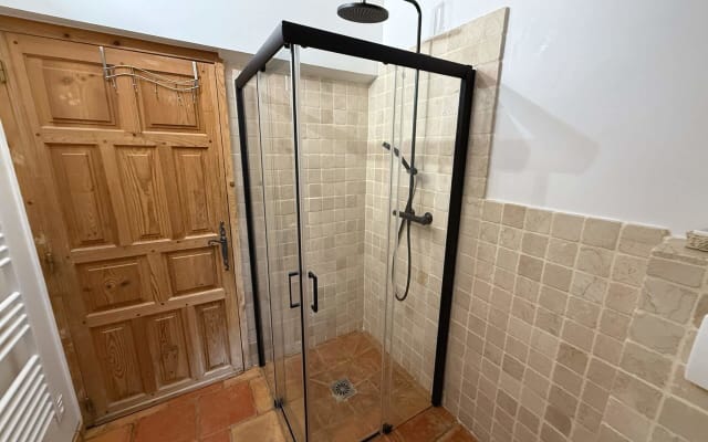 Frédéric's listing on misterb&b - Shower column, marble wall cladding