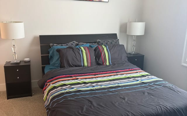 Quarto bonito com casa de banho privativa.