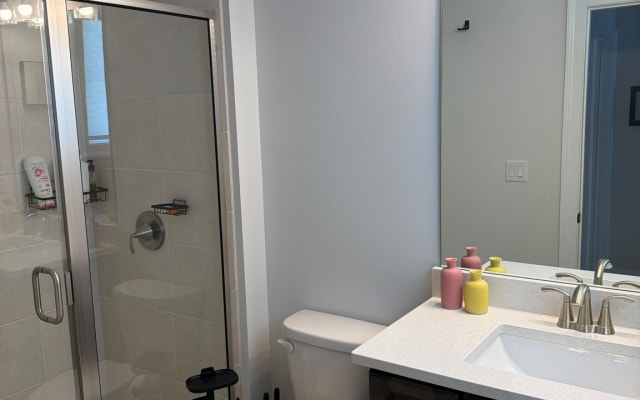 Quarto bonito com casa de banho privativa.