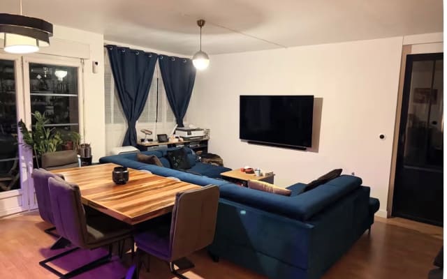 Private room in shared accommodation - close to the metro