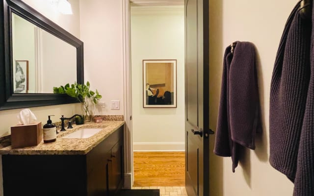 Chambre et salle de bain privées dans un espace décontracté pour les...