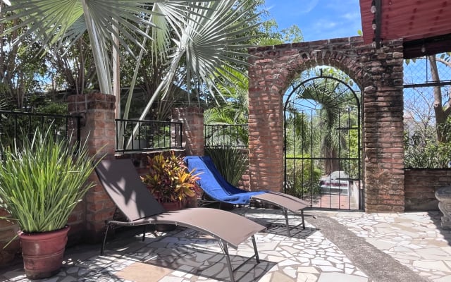 Annonce de Eric sur misterb&b - Terrasse privée avec transats au cœur d’un jardin tropical
