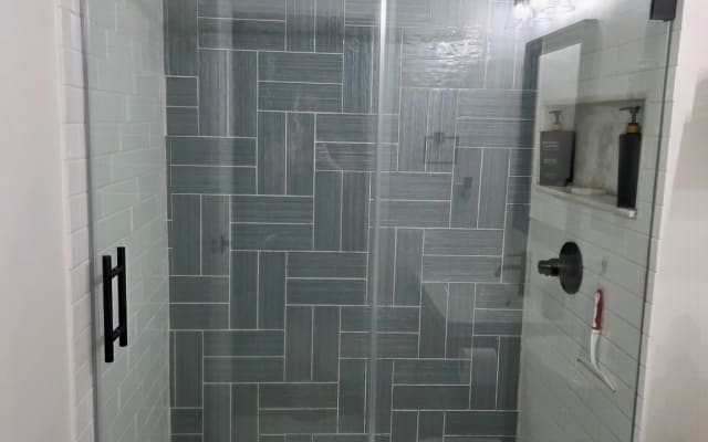 Room w/ en suite bathroom  - Picture 20