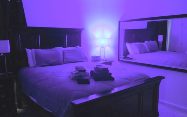 Room w/ en suite bathroom  - Picture 17