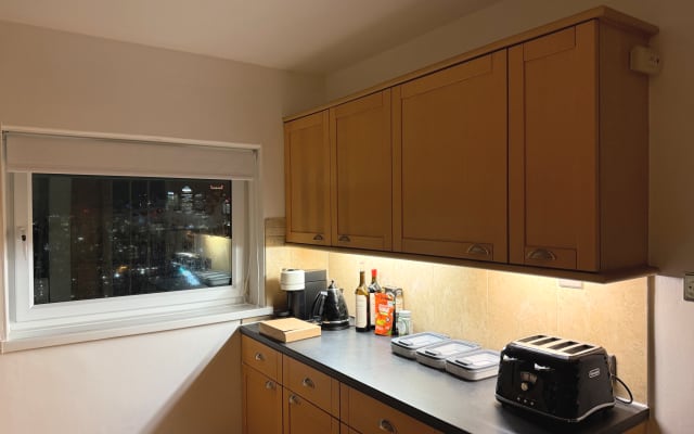 Comfortable double room with panoramic views near Tower Bridge.