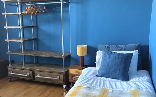 Chambre spacieuse dans une belle maison de ville victorienne.