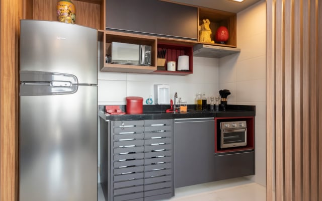 Marcos's listing on misterb&b - Kitchen with fridge, washing machine, electric oven/airfryer, microwave, 2-burner electric cooktop.