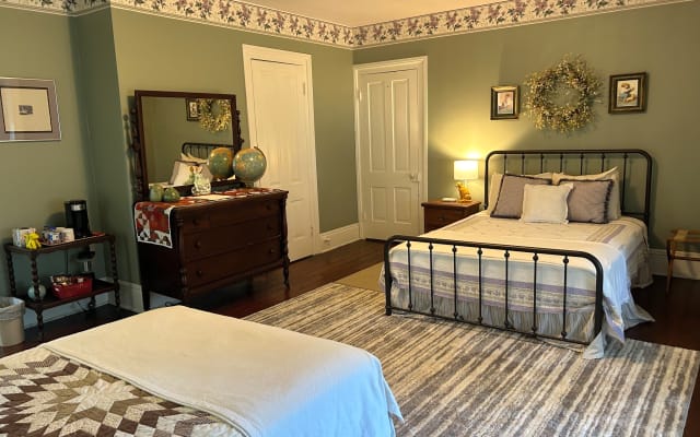 Spacious Room in Historic Hollerwood House