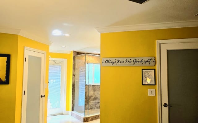 Keith's listing on misterb&b - Open concept bedroom and bath