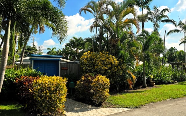 Keith's listing on misterb&b - Front Gate to the Property