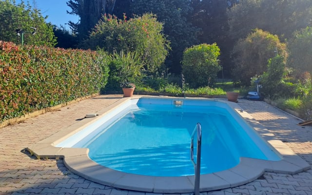 T2 ,Rdc avec cour ,parking, ,3km centre , 3km plage,piscin