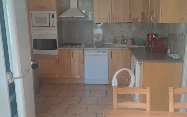 T2 ,Rdc avec cour ,parking, ,3km centre , 3km plage,piscin
