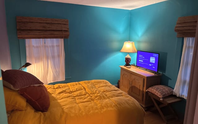 Gemütliches privates Schlafzimmer und Bad in einer Gemeinschaftsblockhü