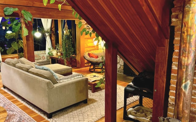 Gemütliches privates Schlafzimmer und Bad in einer Gemeinschaftsblockhü
