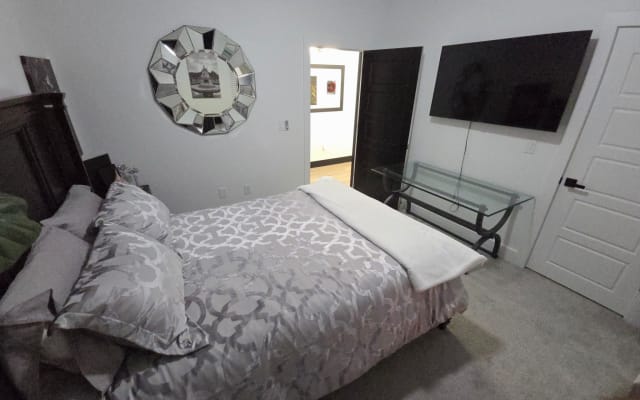 Rolando's listing on misterb&b - Primary Guest Suite (alternative view)