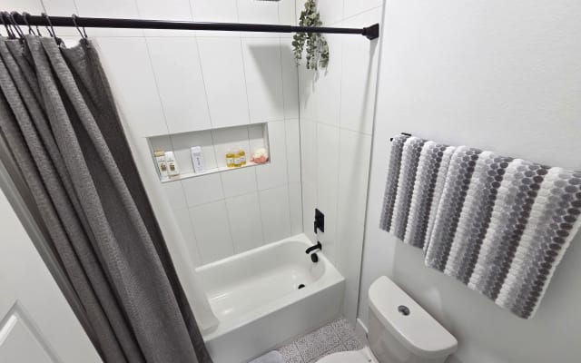 Rolando's listing on misterb&b - Full Guest Bathroom Suite (alternative view)