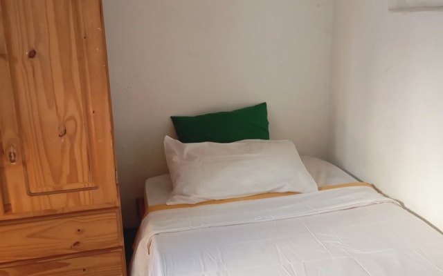 Gemütliches, kleines Zimmer in Gemeinschaftshaus, in der Hauptstadt