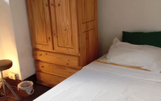 Gemütliches, kleines Zimmer in Gemeinschaftshaus, in der Hauptstadt
