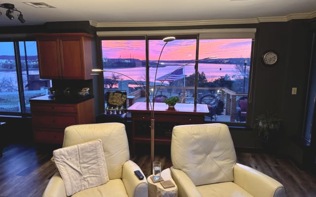 Private Queen Suite on the River Bend—enjoy bike path near downtown.