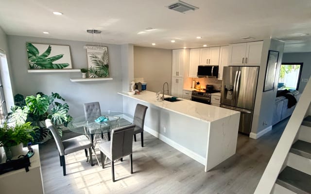 Wilton Manors Private Room (2 blocks from the drive and bars)