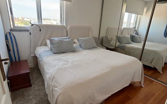 Zimmer in Wohnung auf der Cascais Linie, 10 Minuten vom Strand...