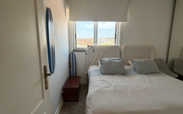Zimmer in Wohnung auf der Cascais Linie, 10 Minuten vom Strand...