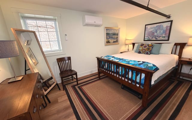 Roberts Inserat auf misterb&b - Hauptschlafzimmer mit Queen-Size-Bett.