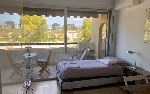 Independent bedroom and terrace in a large apartment. - Picture 16