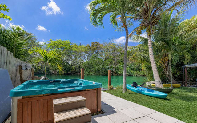 Deluxe King Suite Y with Private Bath in a Lush Outdoor Oasis
