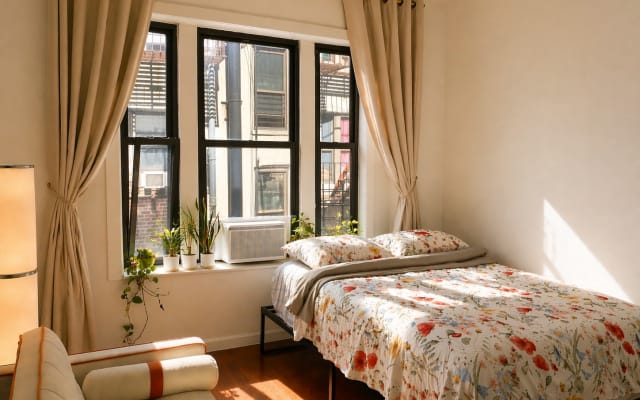 NYC Manhattan: Bequemes Bett im offenen Wohnzimmer - keine Tür...
