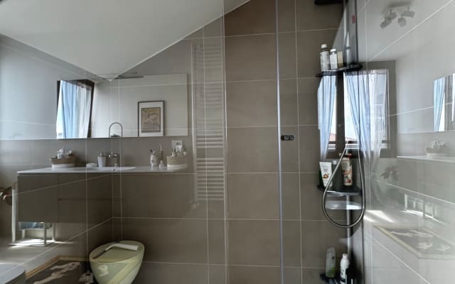 Pedro's listing on misterb&b - Big shower
