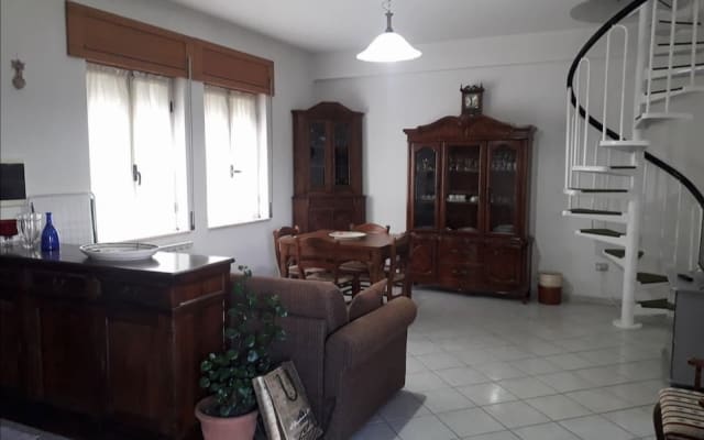 Casa - intero alloggio con giardino e parcheggio disposta su due piani