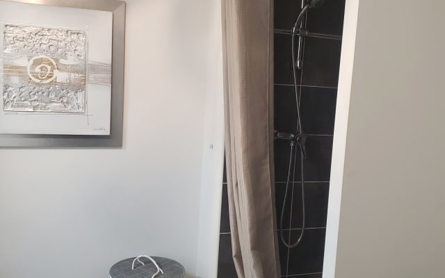 T2 recent and bright in center, near station. Quiet location. 2-seater