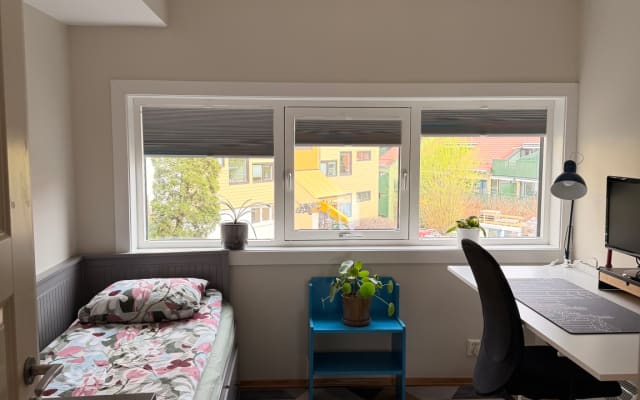 Moderna camera da letto/ufficio e bagno privato vicino al centro città