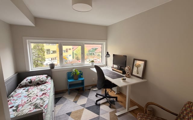 Chambre/bureau moderne avec salle de bain privée près du centre-ville