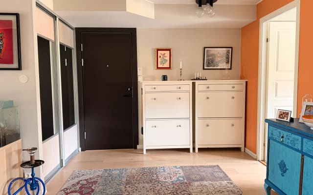 Annonce de Antonio and Omar sur misterb&b - Voici l'entrée de notre appartement. Vous pouvez enlever vos chaussures d'extérieur, mettre vos pantoufles - ou non - et vous sentir comme chez vous.