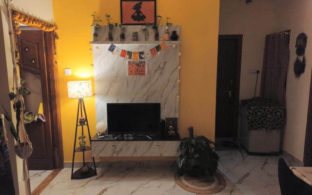 Quarto mobilado de forma tranquila para uma estadia calma e acolhedora