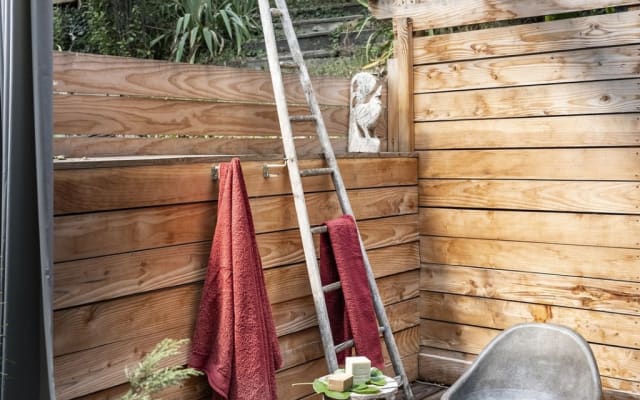 Cabina ai piedi delle montagne