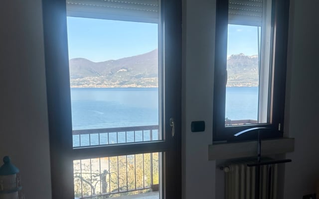 Habitación privada con vistas al lago a un paso de la playa.