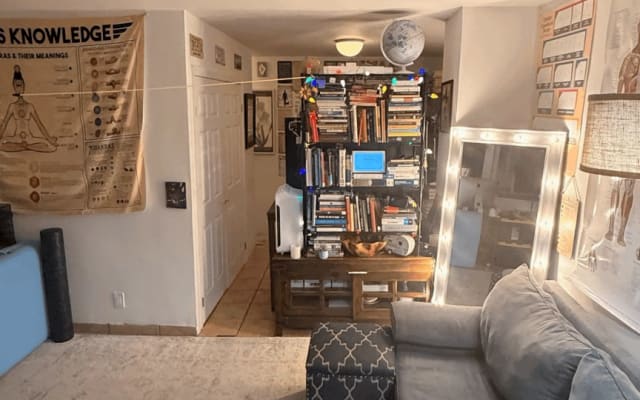 Chris's listing on misterb&b - Open-concept creative lounge space