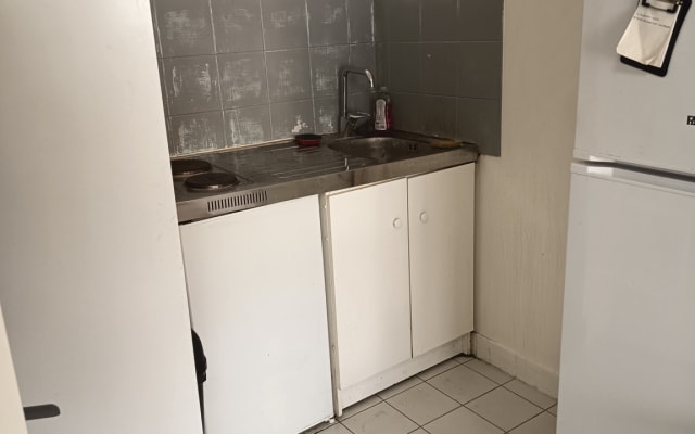 Annonce de Ghassen sur misterb&b - évier petit frigo et grand frigo dans le coin cuisine 