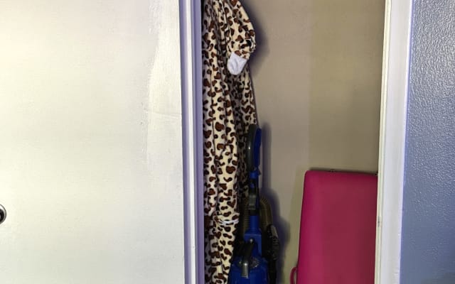 Orahs Inserat auf misterb&b - Für Gäste, die ein noch individuelleres Erlebnis wünschen, stehen in der Suite zusätzliche Komfortartikel, thematische Accessoires und ausgewählte Extras zur Verfügung. Erweiterte Garderobe und spezielle Optionen können auch mit ausgewählten Zusatzmieten verfügbar sein.