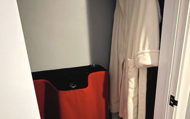 Orahs Inserat auf misterb&b - Versteckt in der Suite finden die Gäste weiche Bademäntel, eine Schaumstoffbank und einige spielerische Extras, die eine geschmackvolle Einführung in die faszinierenden Themenräume und speziellen Zusatzerlebnisse bieten, die über die PlayRoom-Miete erhältlich sind.