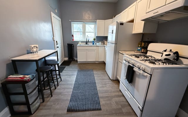 Orahs Inserat auf misterb&b - Die Küche ist für leichtes Kochen und einfache Mahlzeiten eingerichtet, mit Geschirr für bis zu 4 Personen. Eine Spülmaschine ist nicht vorhanden. Wenn der PlayRoom für zusätzliche Gäste genehmigt wird, planen Sie bitte entsprechend, da zusätzliche Papierprodukte nicht zur Verfügung gestellt werden.