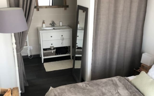Habitación de alquiler con baño
Acceso a la piscina sin vistas