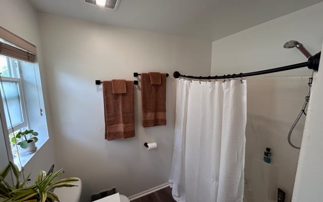 Anúncio de Brandon em misterb&b - Casa de banho com bidé e chuveiro com amaciador de água