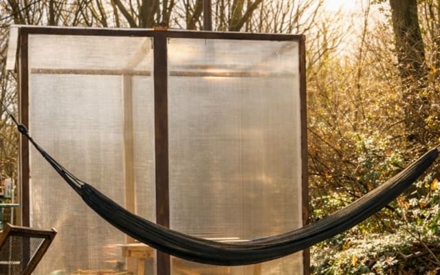 Acampamento no meio da natureza com sauna florestal