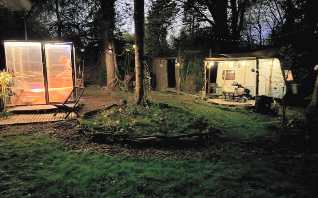 Acampamento no meio da natureza com sauna florestal