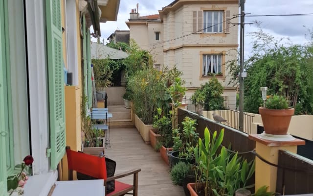Helles Zimmer mit eigenem Bad. Klimaanlage. Balkon. - Foto 4