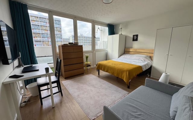Gay-Friendly London Home, Calm Area Near Zone 1